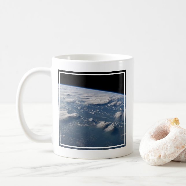 Tunt i jordens ängar vid södra Borneo. Kaffemugg (Med munk)