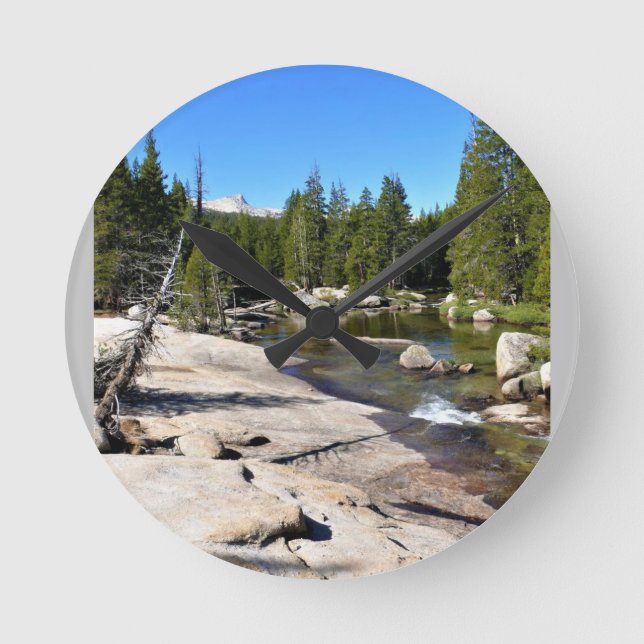 Tuolumne River with Cathedral Peak, Yosemite, CA Rund Klocka (Framsida)