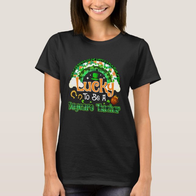 Tur att vara Daycare Teacher Shamrock Rainbow Patr T Shirt (Framsida)