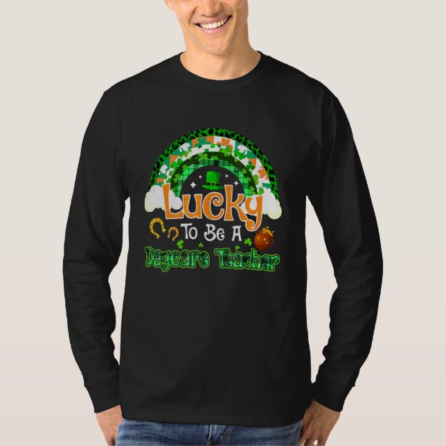 Tur att vara Daycare Teacher Shamrock Rainbow Patr T Shirt (Framsida)