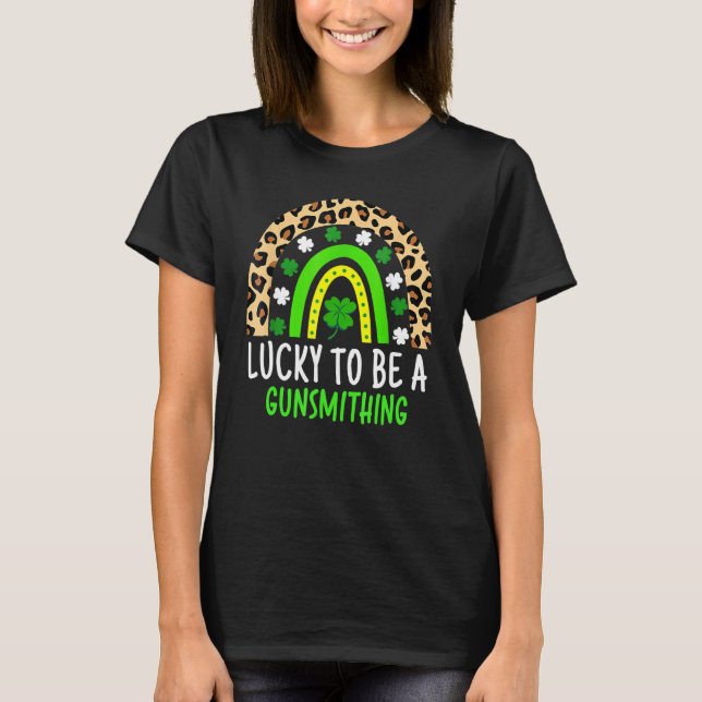 Tur att vara en Gunsmithing Rainbow St patricks da T Shirt (Framsida)