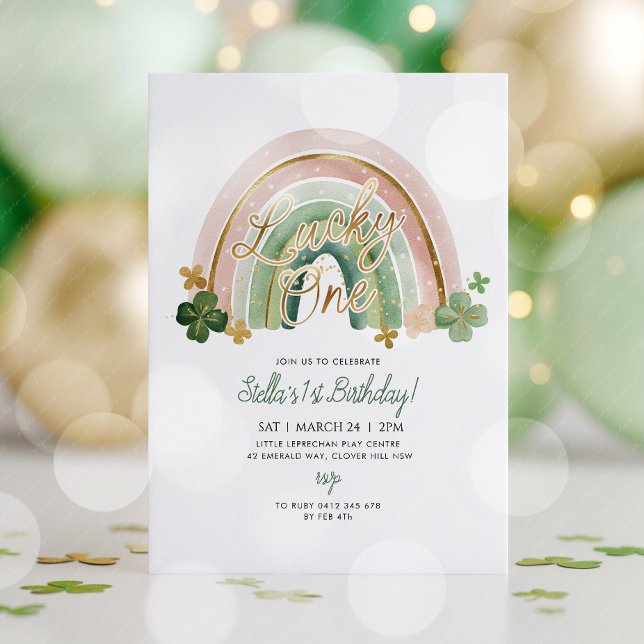 Tur det! St Patricks Day 1-års födelsedag Regnbåge Inbjudningar (Lucky One! St Patricks day 1st birthday invitation with cute rainbow and shamrocks with gold detail)