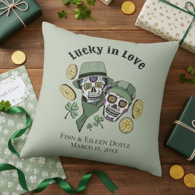 Tur i kärlek Gröna irländska sockerdockor Nygifta Kudde (Lucky in Love Irish Couples Shower Sage Pillows. Irish Sugar Skulls, Green Shamrocks, Gold Coins)