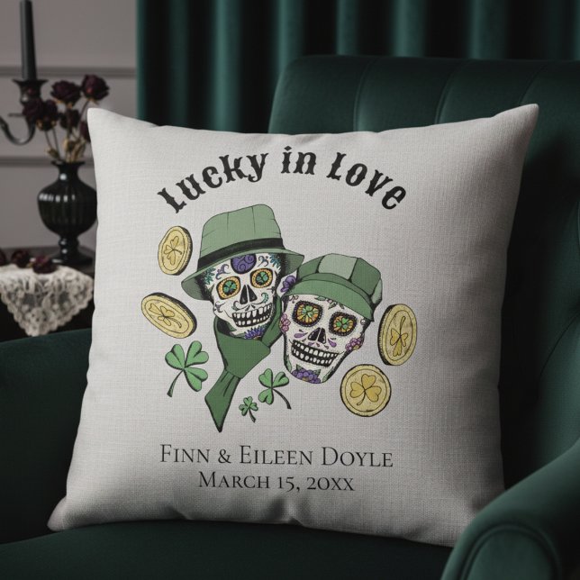 Tur i Kärlek Irländska Socker Skallar Nygifta Kudde (Lucky in Love Irish Couples Shower Gray Pillows. Irish Sugar Skulls, Green Shamrocks, Gold Coins)