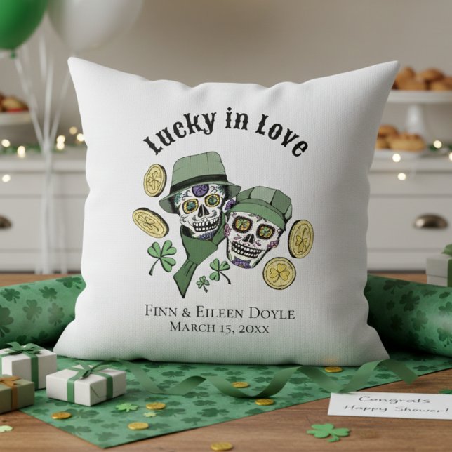 Tur i kärlek Irländska Socker Skallar Nygifta Kudde (Lucky in Love Irish Couples Shower White Pillows. Irish Sugar Skulls, Green Shamrocks, Gold Coins)