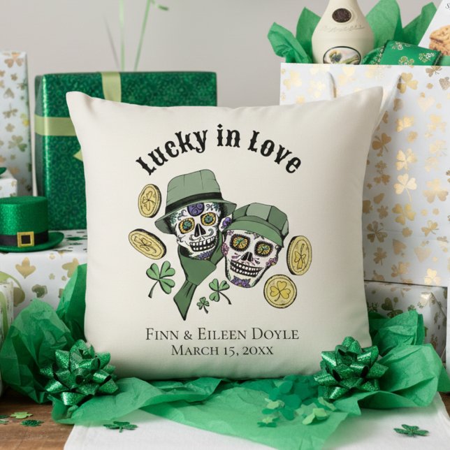 Tur i kärlek Irländska sockerkallar Nygifta Kudde (Lucky in Love Irish Couples Shower Ivory Pillows. Irish Sugar Skulls, Green Shamrocks, Gold Coins)