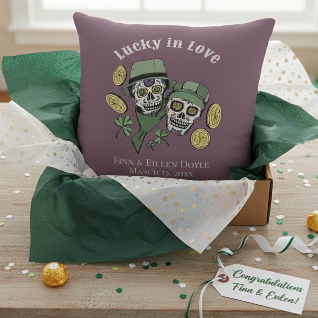 Tur i Kärlek Lila Irländska Socker Skallar Nygifta Kudde (Lucky in Love Irish Couples Shower Purple Pillows. Irish Sugar Skulls, Green Shamrocks, Gold Coins)