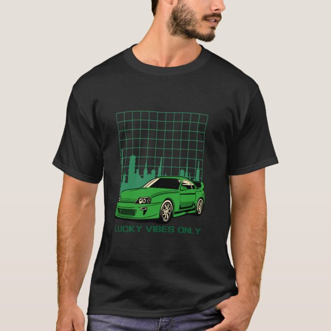 Turbara Gröna Bil Stadssiluett T Shirt (Framsida)