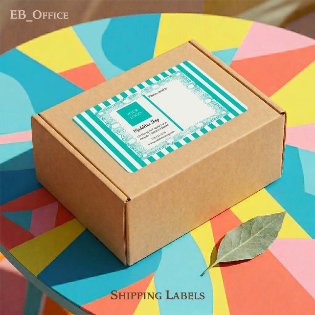 Turgröna ränder & Lockig ram & Logo Fraktsedel (Chic Teal & White Stripes with Logo.
Size: 3.75” L x 2” W - Eight labels per sheet
)