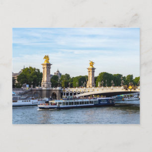 Turistbåt som passerar under Pont Alexandre III - Vykort