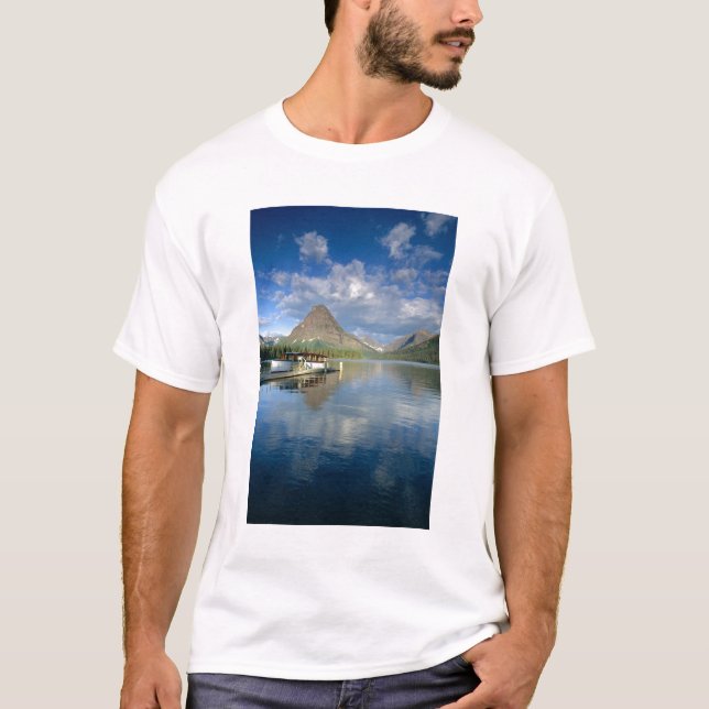 Turistbåt vid kaj på Two Medicine Lake i Glacier Tee (Framsida)