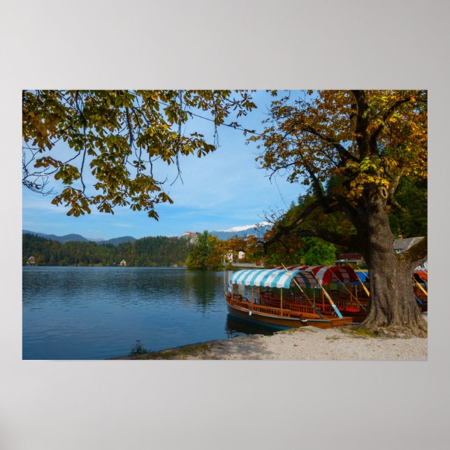 Turistbåtar på sjön Bled på hösten Poster (Framsidan)