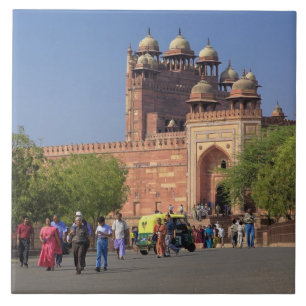 Turister framför Fatehpur Sikri, i Kakelplatta