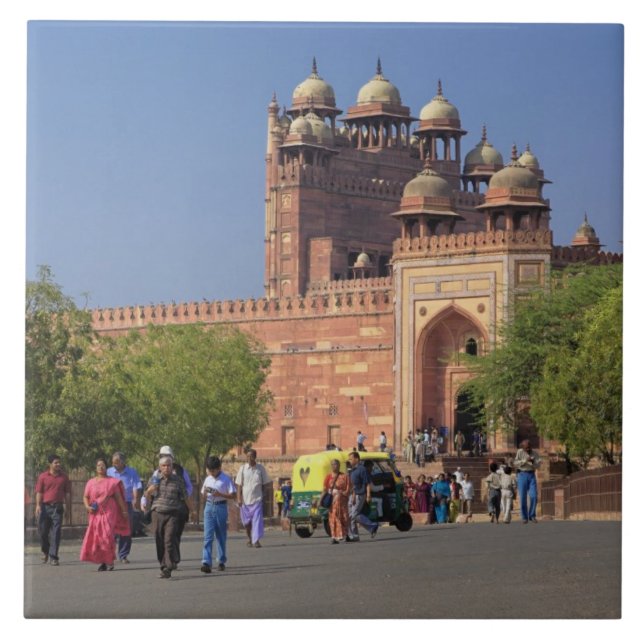 Turister framför Fatehpur Sikri, i Kakelplatta (Framsidan)