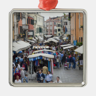 Turister i en gata marknadsför, Venedig, italien Julgransprydnad Metall
