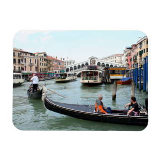 Turister i Gondola tittar på Rialto Bridge, Venedi Magnet