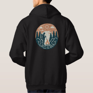 Turister nära en brand i skogen hoodie