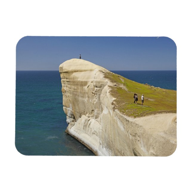 Turister på klipptoppen vid Tunnel Beach Magnet (Horisontell)