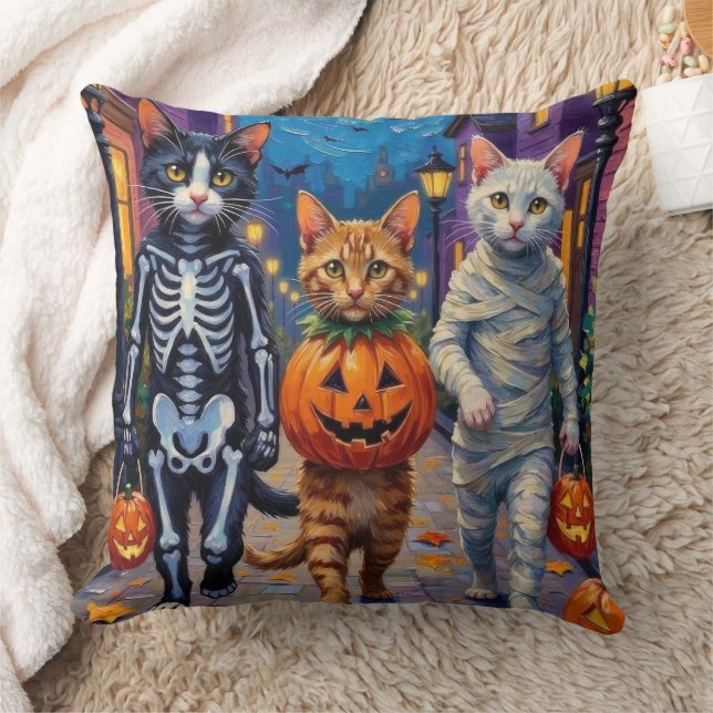 Turkish Angora Cats In Halloween Costumes Kudde (Filt)