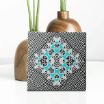 Turkos Black White Geometric Dynamic Linjer Kakelplatta<br><div class="desc">Den här keramiska plattan visar en fängslande blandning av modern och tidlös estetik. Bakgrunden är ett dynamiskt mönster som påminner om zebra ränder, med omväxlande svart och vitt linjer med varierande tjocklek. Detta skapar en synligt slående bakgrund för det symmetriska geometriska mönstren i rutans mittpunkt. Det centrala mönster består av...</div>