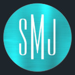 Turkos Blue Foil Three Brev Monogram Runt Klistermärke<br><div class="desc">En enkel tredimensionell monogramdesign på klistermärken i brev. Bröllop par 3-brev endosförseglingar i monogram. Bakgrunden har ett faux aqua blue ombre metallic foil digital art-grafik. Effekten digital grafik skrivs ut som ett foto med en monogrammad textdesign.</div>