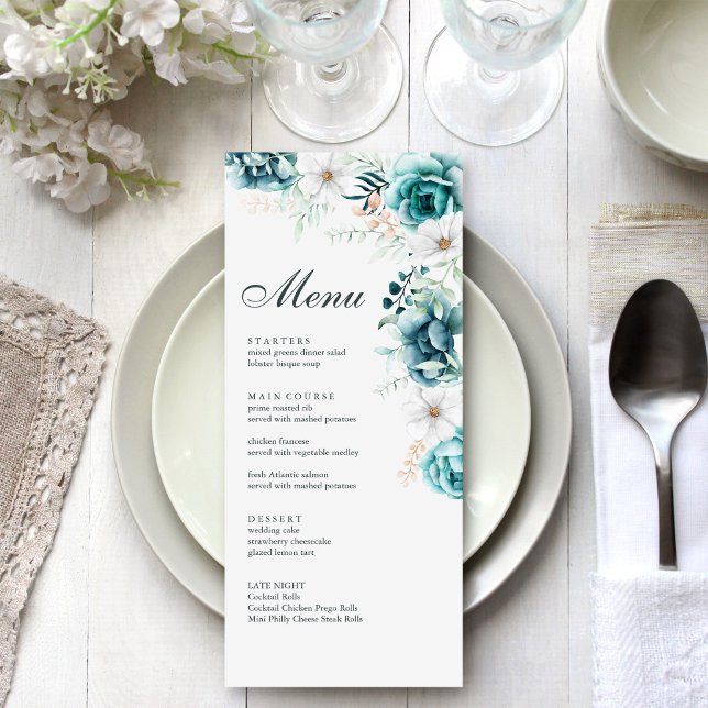 Turkos Botanisk Bröllopsmeny Kort (Teal and Off-White Wildflowers Wedding Menu Card on a white and silver wedding dinner table.)