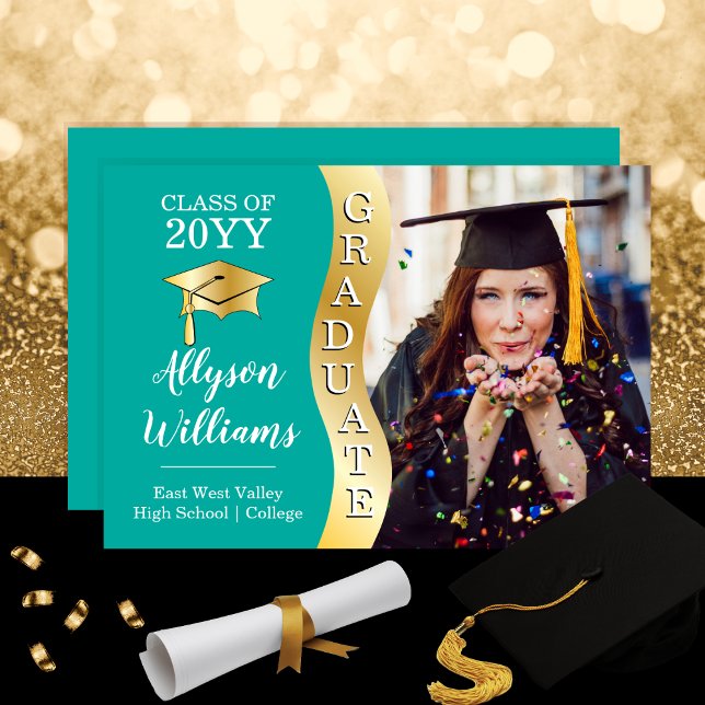 Turkos | Guld Graduate Wave-examenstillbehör Foto Meddelande (Teal and Gold Tone "Graduate" Wave Grad Cap One Photo Graduation Announcement)
