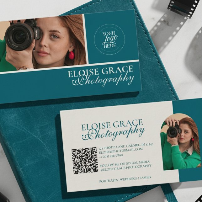 Turkos Modern Foto Fotograf QR-kod Visitkort (This modern business card features horizontal headshot photo and qr code!)