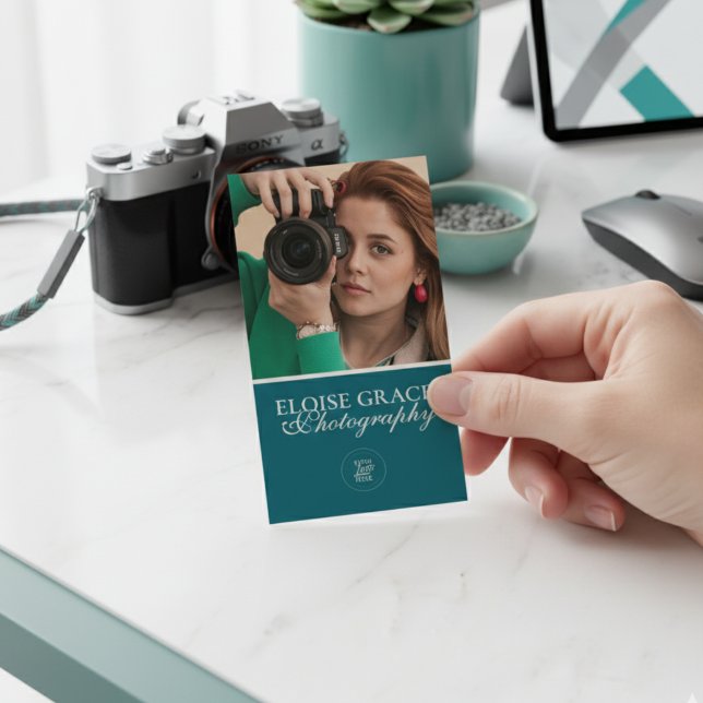 Turkos Modern Logotyp QR-kod Foto Visitkort (This modern business card features vertical headshot photo and professional typography!)