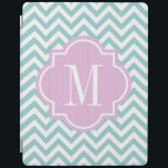 Turkos monogram automatisk på av ipad cover iPad skydd<br><div class="desc">Turquise blue monogram automatiskt på av ipad cover. Cute chevron mönster med monogrammerad turkos blå quatrefolieetikett. Elegant för kvinnor och flickor. Anpassningsbar färg och personlig,  inledande brev.</div>