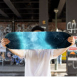 Turkos Nebula Skateboard | Cosmic Skateboard<br><div class="desc">Glid genom universum med Turquise Nebula Skateboard Deck, med en mesmarerande djuprumsdesign med virvelande tumlarmoln och celestial inslag. Det här däcket är konstruerat för hållbarhet och prestanda och är perfekt för skater som vill ha en annan världslevande vib på sina tricks-, marscherings- eller väggar-visningar. Oavsett om du är en rymd...</div>