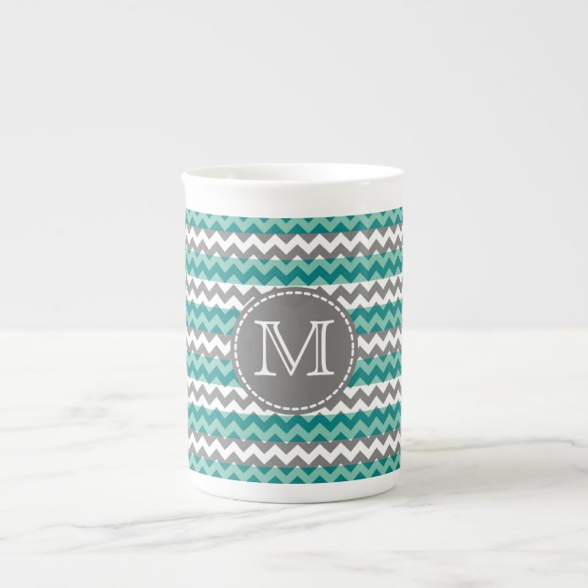 Turkos och Grått Chevron Zigzag Monogram Benporslin Mugg (Framsidan)
