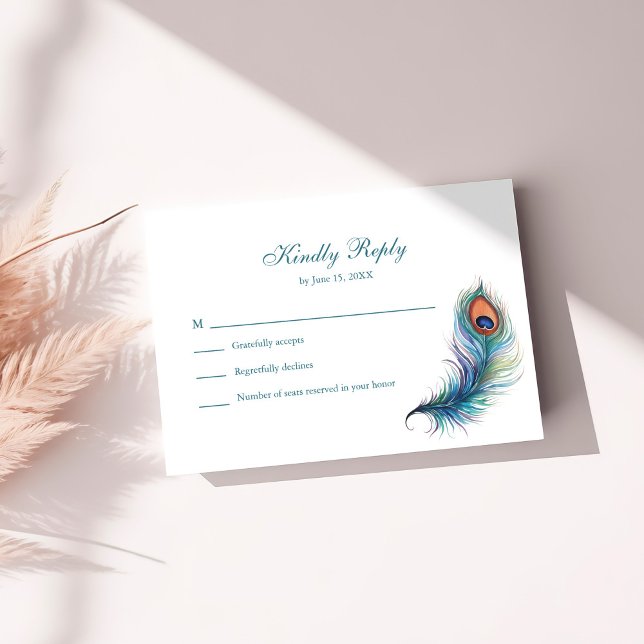 Turkos Påfågelsfjäder Bröllop RSVP-kort Tack Kort (Teal Peacock Feather Wedding RSVP Card on a white table.)