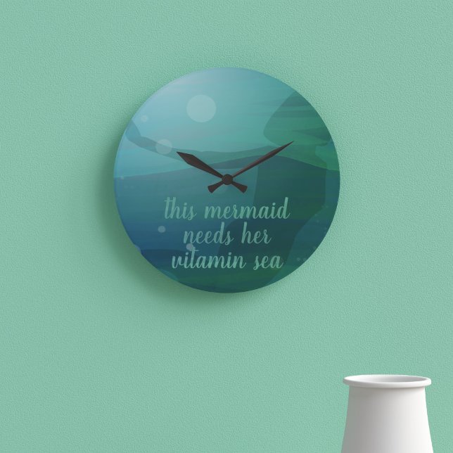 Turkos Sjöröding Siluett Havsvågor Anpassad Citat Rund Klocka (A mermaid swims in the deep ocean as she needs her vitamin sea)