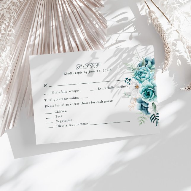 Turkos Vildblomma Botanisk Bröllop Svarskort OSA Kort (Teal and Off-White Wildflowers Wedding RSVP Card on a sunny table with boho neutral dry botanicals)