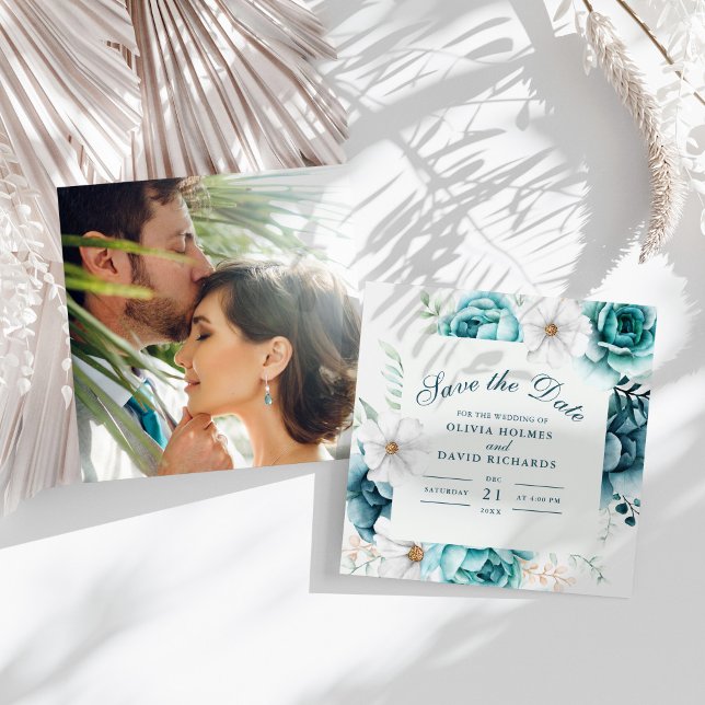 Turkos Vildblomma Foto Spara Datum-kort Datumet (Teal Wildflowers Couple Photo Save The Date Card on a sunny white table.)