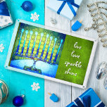 Turkvoise Hanukkah Menorah Live Kärlek Gnistra Shi Bricka<br><div class="desc">"Levande kärlek gnistra skiner." Ett närliggande foto av en ljus, färgstark, blå och grönt artsy-menorah hjälper dig in i helgdag av Hanukkkah i stil. Känn julhelgens värme och glädje när du användor den här fantastiska, färgstarka hanukkah som serverar brickan. Fyra storlekar att välja mellan: små, medelstora, stora och stora extra...</div>