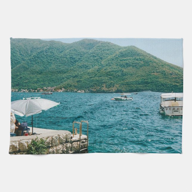 Turqouise vatten of Perast - Montenegro Kökshandduk (Horisontell)