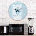 Turquise Glitter Drips Cuptårta Bakery Pastry Chef Stor Klocka<br><div class="desc">Gör ett intryck av snyggten med den här eleganten, sofistikerad, enkel och modern väggklocka. En glatt, turkotisk blåkaka, handskrivet manus och glitter-droppar täcker över en faux metallisk turkos akvafblå ombernbakgrund. Anpassa med din namn, ditt företag eller annan information från fullt. Du kan välja mellan en rund eller fyrkantig klocka ansikte....</div>