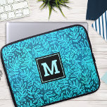 Turquise löv mönster monogram fet typografi laptop fodral<br><div class="desc">Ett turkos- och blått kompakt dammmönster i löv på en rik, djup turkos med texturerad bakgrund visar detta moderna, trendig och gigantiskt monogram neopren laptop sleeve. Anpassa den här sleeven av eleganten med ditt monogram som första steg. Gör en chic och snyggt påstående varje gång du användor den. Laptop sleeve...</div>