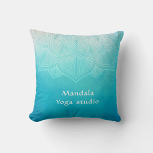 Turquise mandala monogram dekorativ kudde