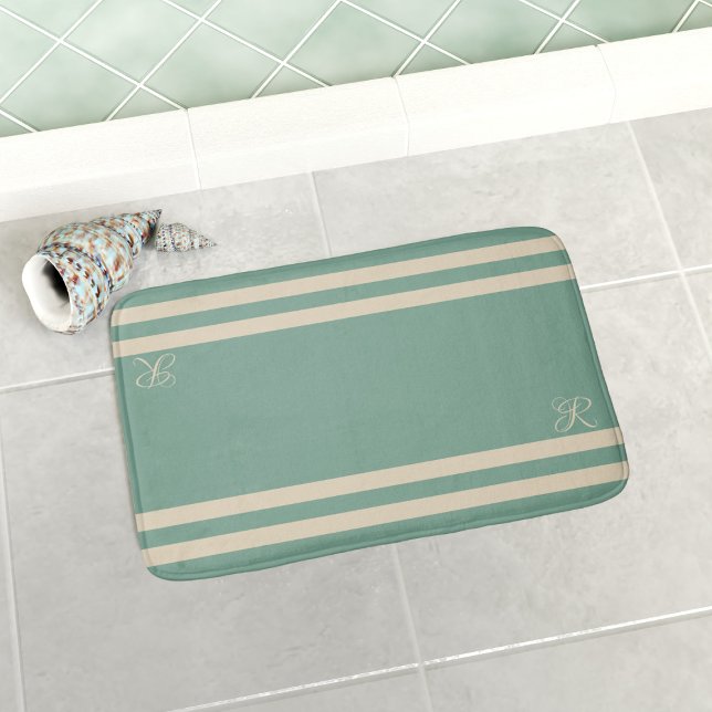 Turquise och Cream Rand Elegant Monogram Badrumsmatta (An ocean green bath mat with sailor stripes and your initial. Available in 3 sizes - S, M & L)