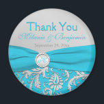 Turquise och Silver Damask Wedding Favor Magnet<br><div class="desc">*** NOTERAR ATT ribban och juvelerna är tryckta på bilder och inte äkta. Den här monogrammerade turkosen och silver blommigt-dammkomans bröllopsmagnet matchar den bröllopsinbjudan som visas nedan. Du kan också markera en kvadratisk form och/eller ändra magnetens storlek. Om du behöver andra matchande objekt i den här designen kan du skicka...</div>