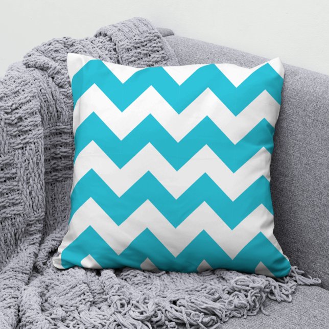Turquise och White Chevron Mönster Kudde (A beautiful chevron pattern done in turquoise and white by Valerie's Gallery on Zazzle.)