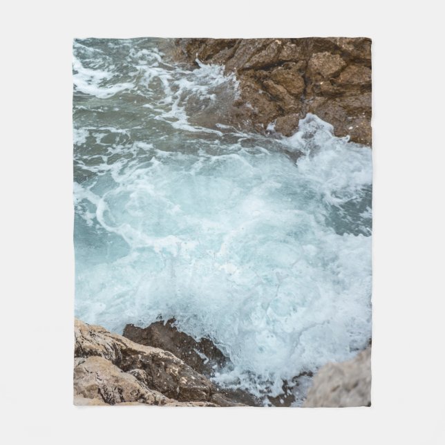 Turquoise Ocean Waves on Rocky Shore Fleecefilt (Framsidan)