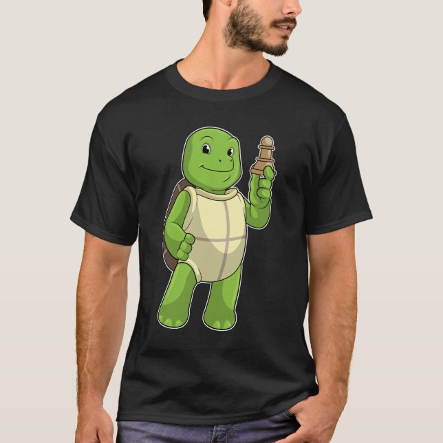 Turtle at Chess with Chess biet Pawn T Shirt (Framsida)