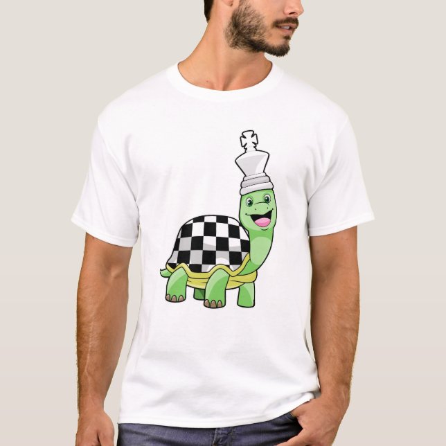 Turtle at Chess with Chess board & Kung T Shirt (Framsida)