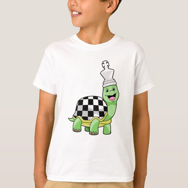 Turtle at Chess with Chess board & Kung T Shirt (Framsida)