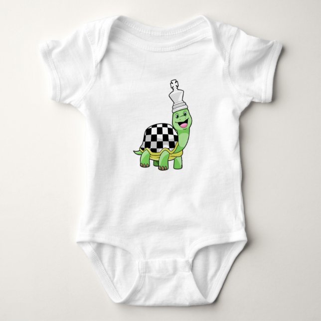 Turtle at Chess with Chess board & Kung T Shirt (Framsida)