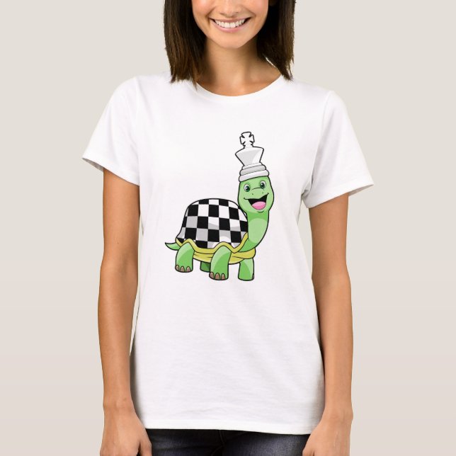 Turtle at Chess with Chess board & Kung T Shirt (Framsida)